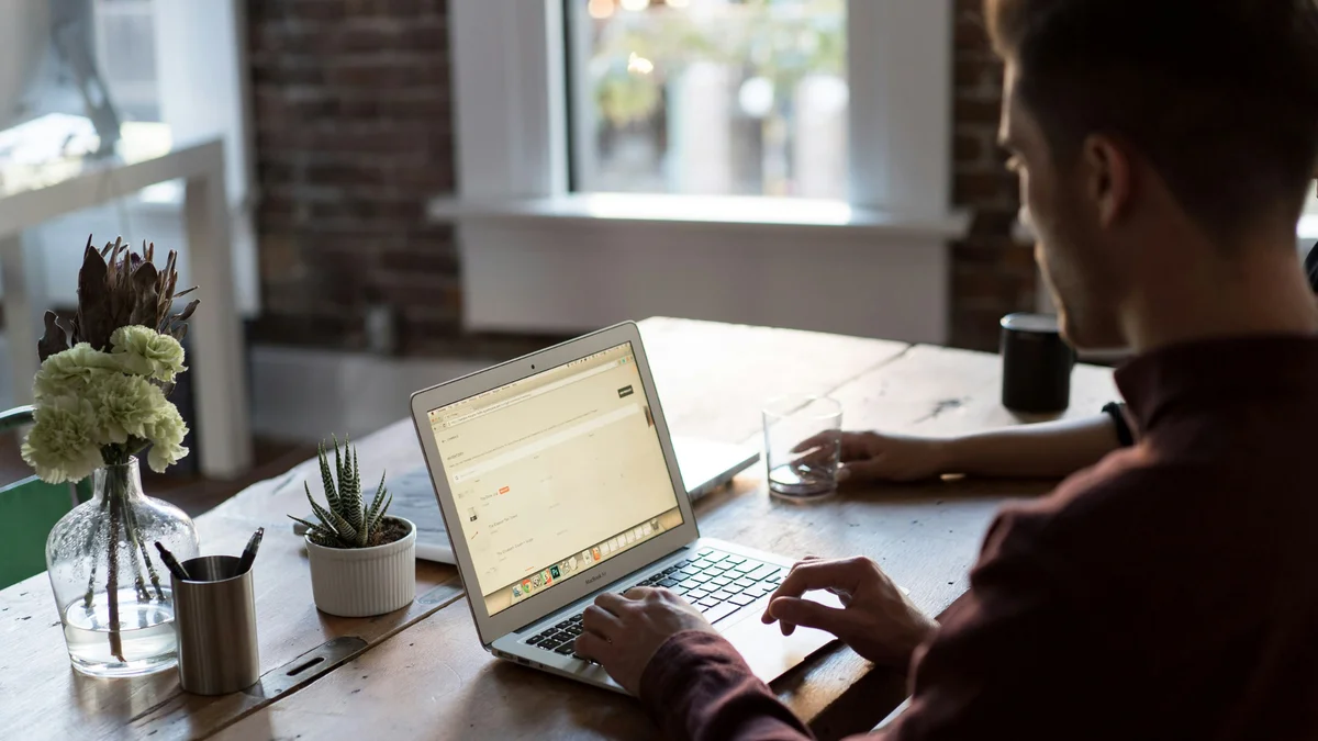 O Paradoxo do Emprego Tech: Por Que a IA Muda as Competências Exigidas